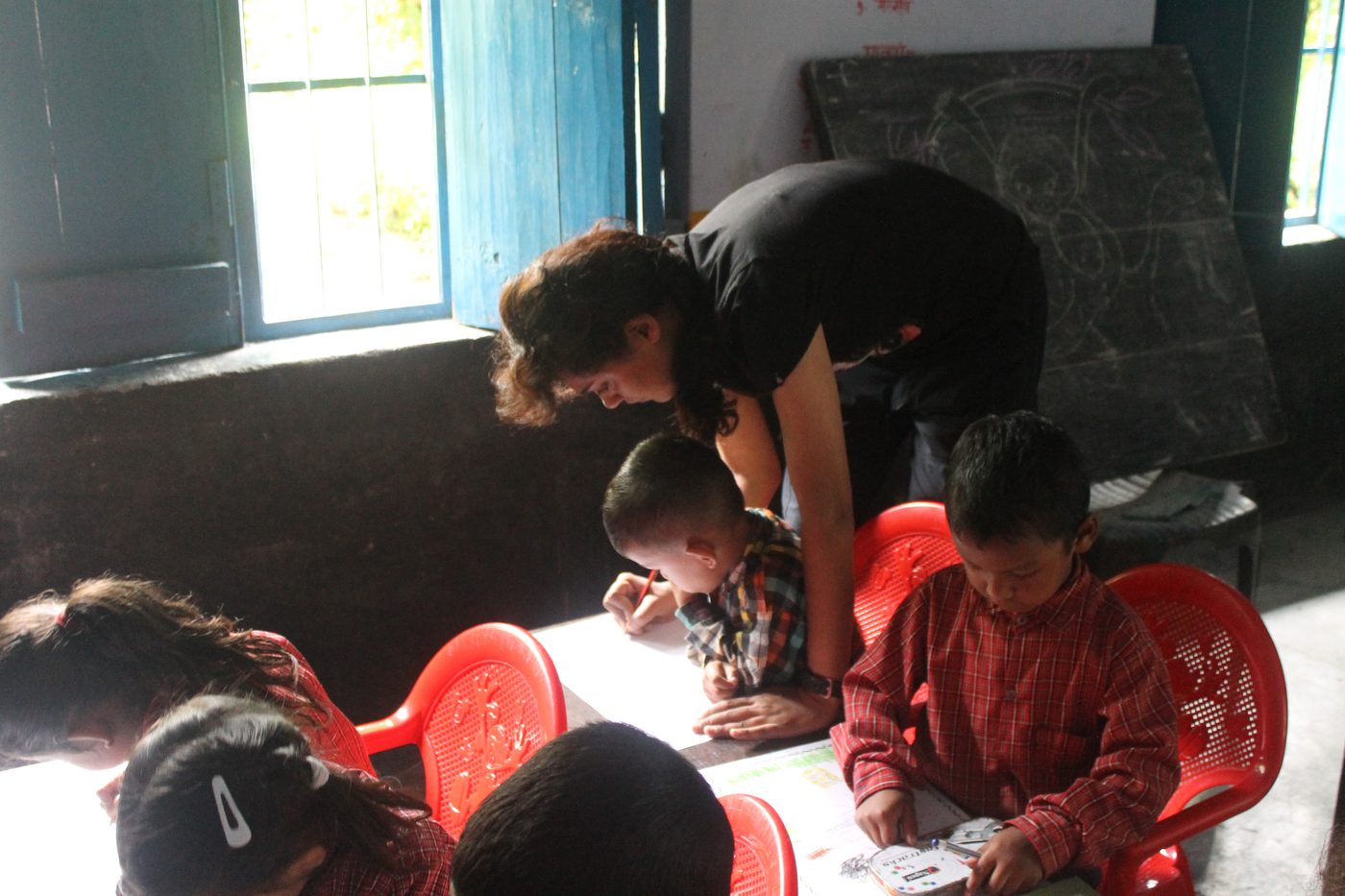Himani Nautiyal working with schoolchildren during a conservation education session